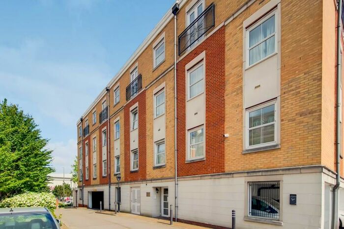 2 Bedroom Flat To Rent In Compton Court, Crowder Close, Finchley, N12