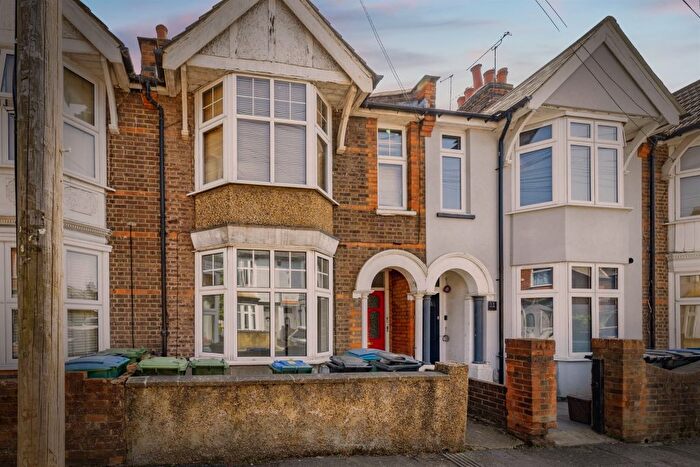 2 Bedroom Maisonette For Sale In Whippendell Road, Watford, WD18