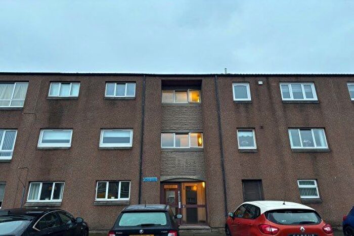 3 Bedroom Flat To Rent In Lumley Court, Grangemouth, FK3