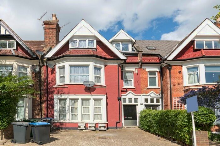 3 Bedroom Flat To Rent In Blenheim Gardens, London, NW2