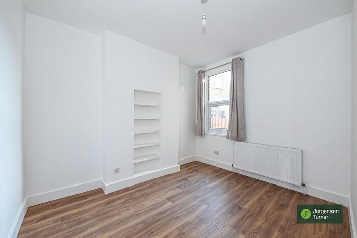 2 Bedroom Flat To Rent In Adelaide Grove, Shepherds Bush, W12