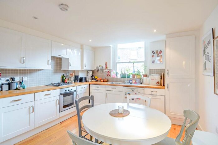 2 Bedroom Flat To Rent In Digby Crescent, London, N4