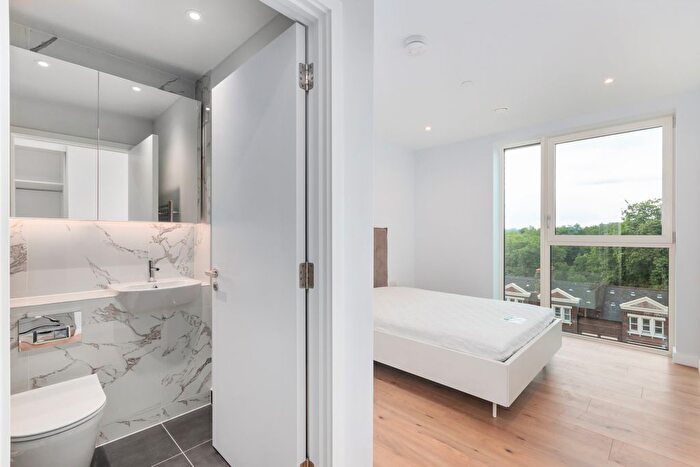 3 Bedroom Flat To Rent In Uncle Deptford, Henry Street, London, SE8