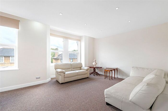 3 Bedroom Flat To Rent In Hawkslade Road, Peckham Rye, London, SE15