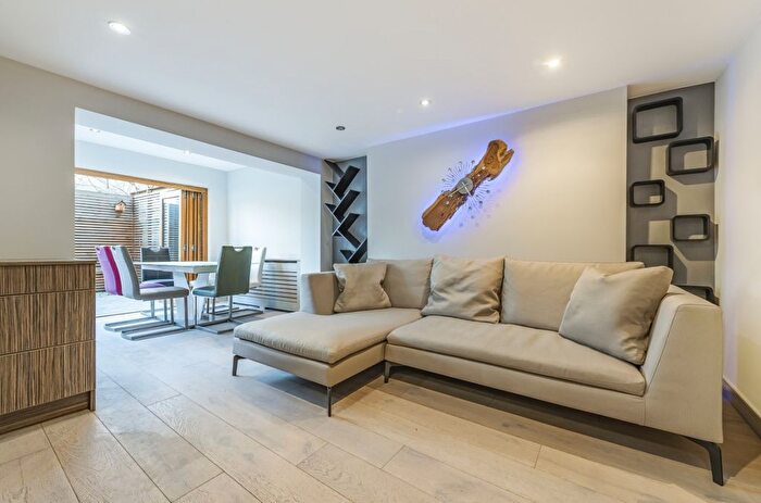 2 Bedroom Flat To Rent In Fulham Road, London, SW6