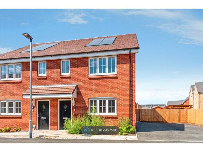 3 Bedroom Semi-Detached House To Rent In Middleham Road, Bedford, MK45