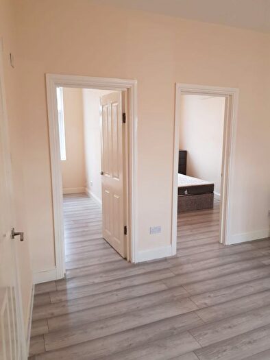 2 Bedroom Flat To Rent In High Road, London, N12