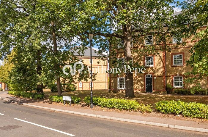 2 Bedroom Flat For Sale In Blackwell Close, Winchmore Hill, London, N21