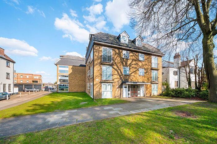 3 Bedroom Flat To Rent In Woodcote Road, Wallington, SM6