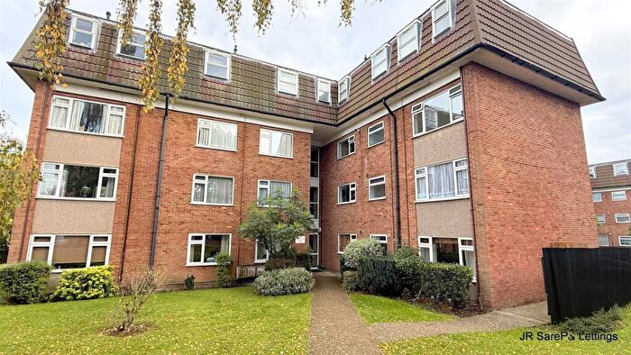 2 Bedroom Flat For Sale In Lambs Close, Cuffley, EN6