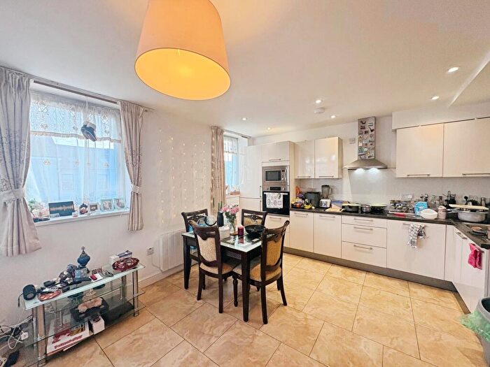 2 Bedroom Apartment To Rent In Penarth Road, Cardiff, CF11