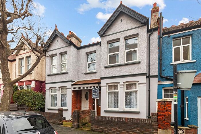 3 Bedroom Flat For Sale In Brudenell Road, London, SW17