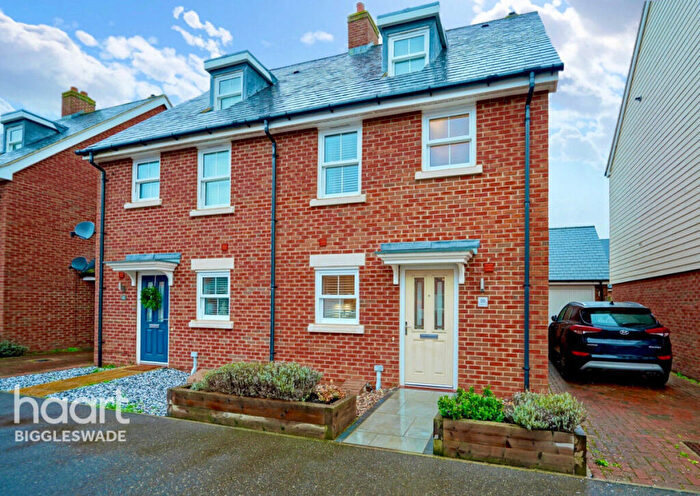 3 Bedroom Semi Detached House For Sale In Sherrington Grove, Biggleswade, SG18