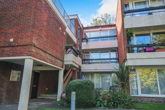 2 Bedroom Flat To Rent In Lawrie Park Gardens, London, SE26