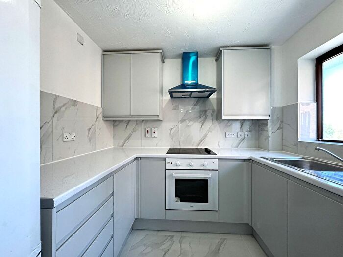 2 Bedroom Flat To Rent In Cotton Avenue, Acton, W3