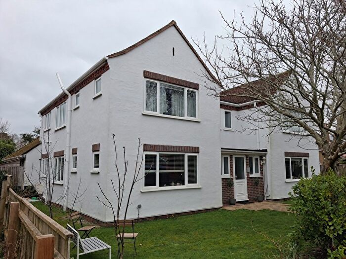 2 Bedroom Flat To Rent In Kings Court Kings Road, Lymington, SO41