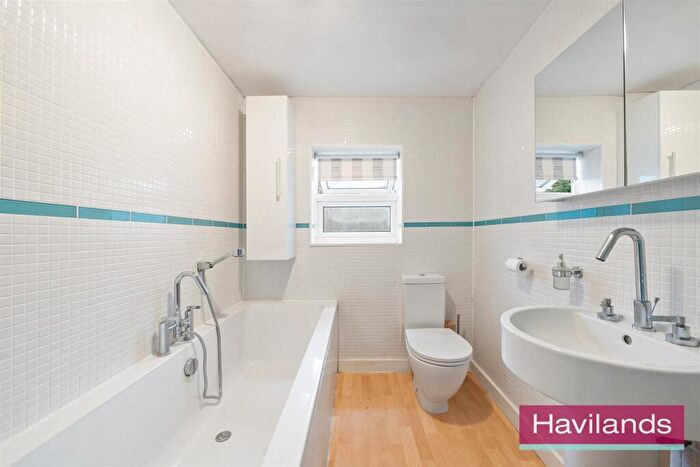 2 Bedroom Terraced House For Sale In Avenue Road, London, N14