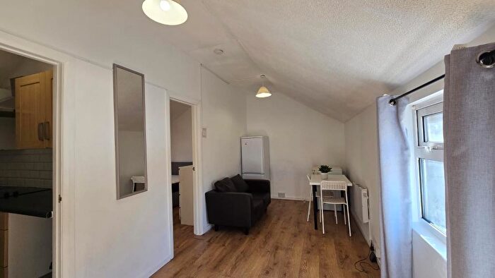 1 Bedroom Flat To Rent In Aldworth Road, Stratford, London, Greater London, E15