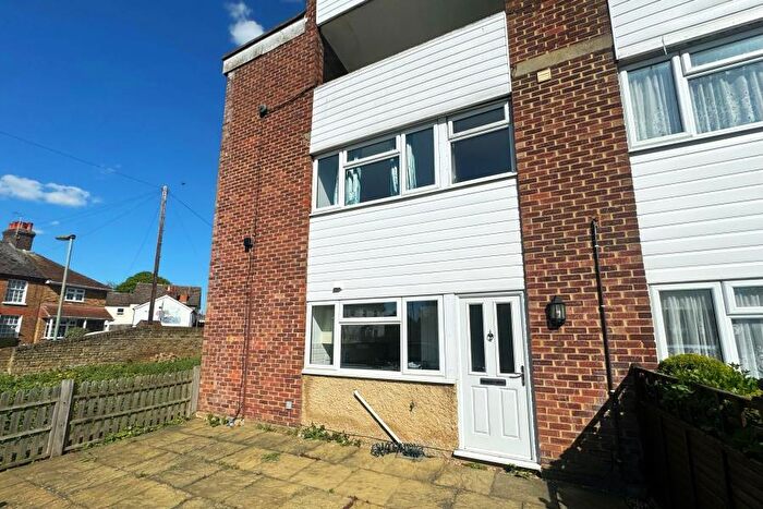 2 Bedroom Flat To Rent In Addlestone, Surrey, KT15