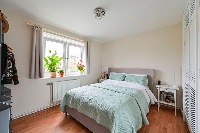 3 Bedroom Maisonette For Sale In Mayville Estate, Newington Green, London, N16