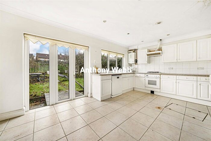 3 Bedroom Terraced House For Sale In Chimes Avenue, Palmers Green, N13