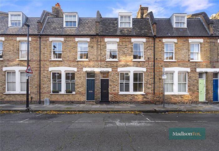 2 Bedroom Flat To Rent In Senrab Street, London, E1