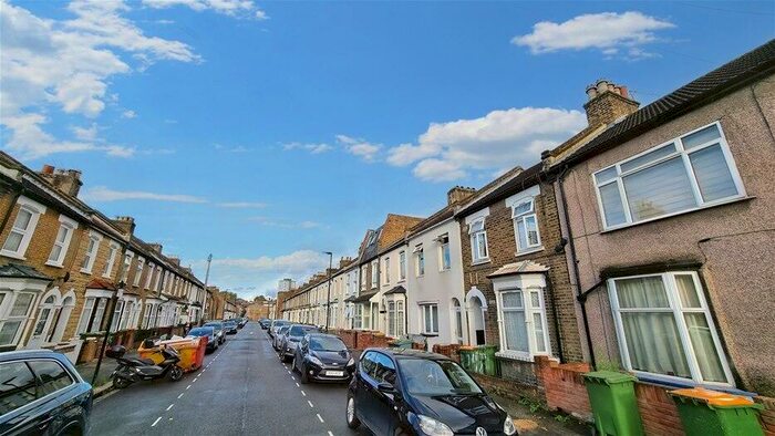5 Bedroom House To Rent In Braemar Road, Plaistow, E13