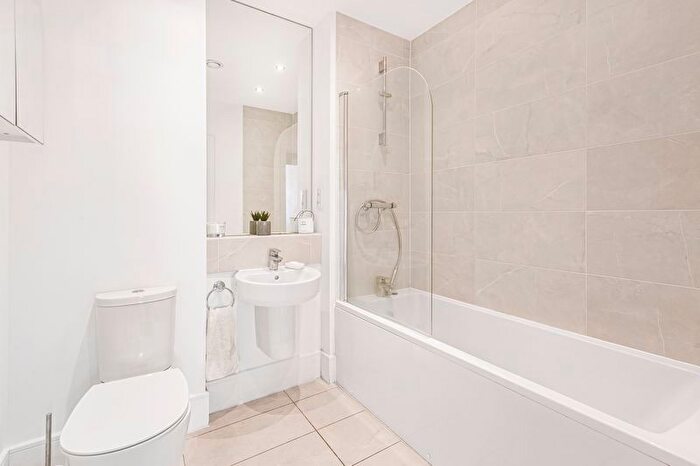 2 Bedroom Flat For Sale In Mead Lane, Hertford, SG13