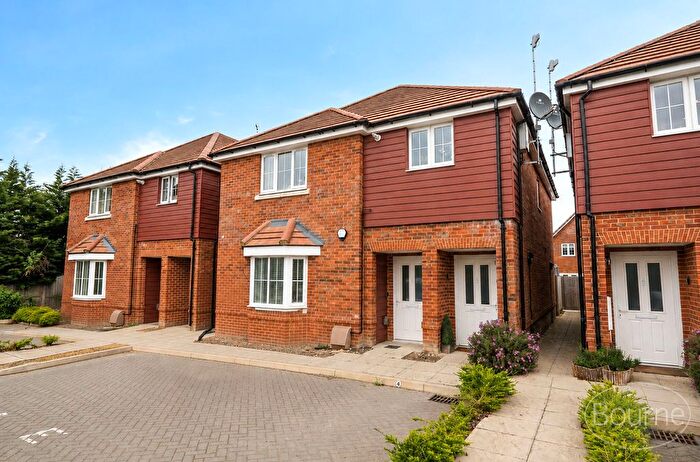 2 Bedroom Flat For Sale In Halifax Close, Guildford, Surrey, GU3