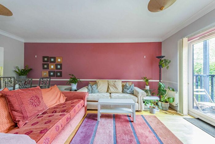 2 Bedroom Flat To Rent In Lisle Close, Tooting, SW17