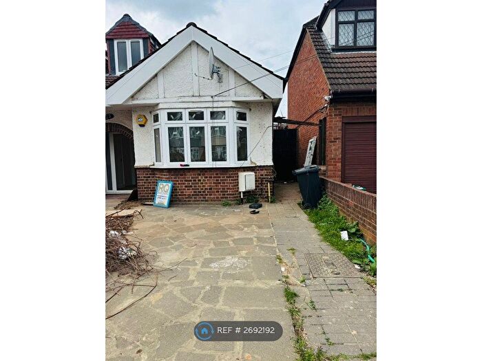 3 Bedroom Flat To Rent In Broomhill Road, Ilford, IG3