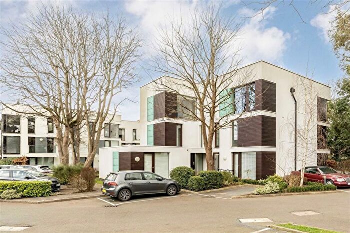 2 Bedroom Flat To Rent In Rivermead Close, Teddington, TW11