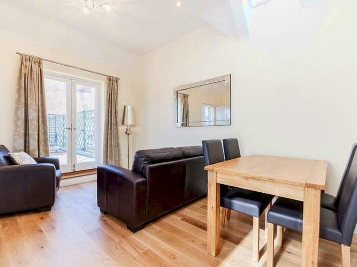 2 Bedroom Apartment To Rent In Banbury Road, Summertown, OX2