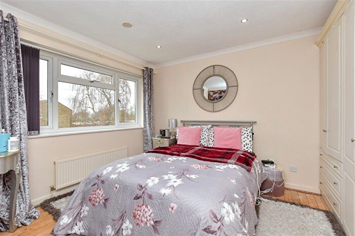 3 Bedroom Semi-detached House For Sale In Cheyne Walk, Meopham, Kent, DA13