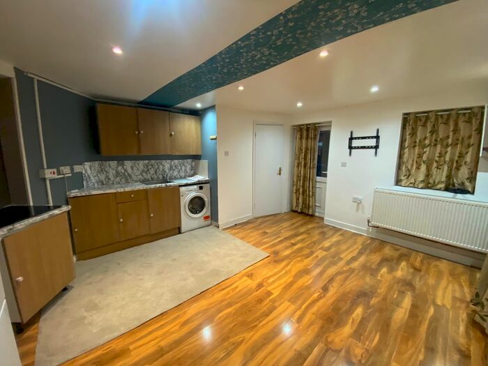 Studio To Rent In Bankside Road, Southall, UB1