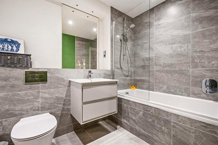 2 Bedroom Apartment For Sale In The Colonnade, Maidenhead, SL6