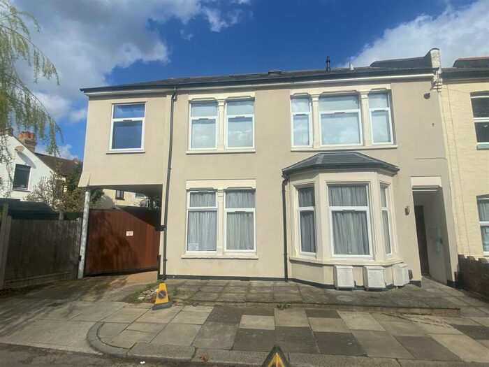 1 Bedroom Apartment To Rent In Avebury Road, Westcliff-On-Sea, SS0