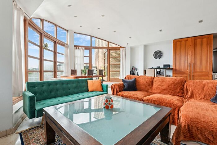 2 Bedroom Flat To Rent In Mediterranean House, Wandsworth High Street, SW18