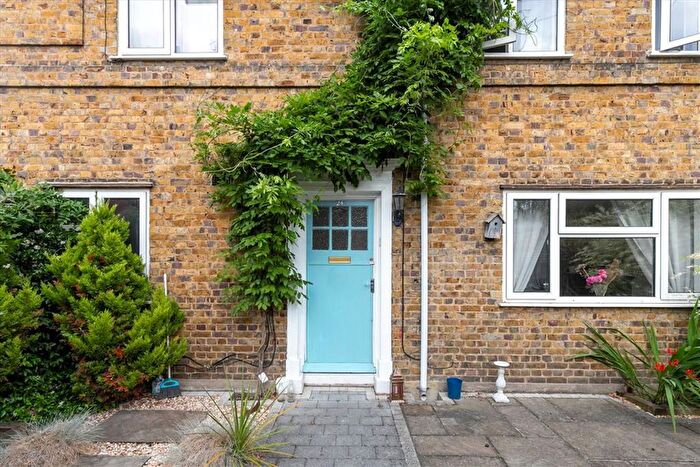 2 Bedroom Flat For Sale In Temple Road, Richmond, TW9