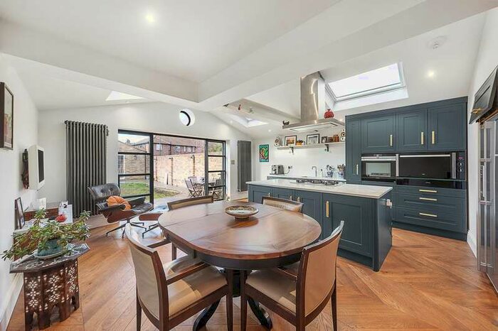 2 Bedroom Semi-Detached House To Rent In Sheendale Road Short Let, TW9