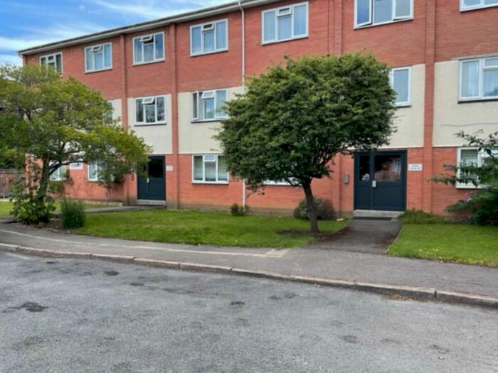 2 Bedroom Flat To Rent In Gladridge Close, Earley, RG6