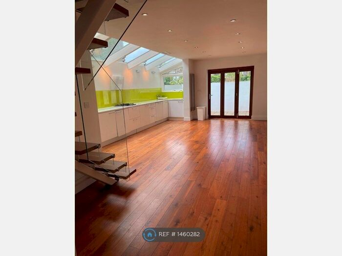 3 Bedroom Maisonette To Rent In Brook Drive, London, SE11