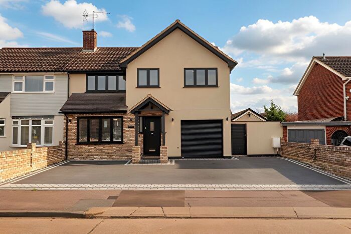 4 Bedroom Semi Detached House For Sale In Ravensdale, Kingswood, Basildon, Essex, SS16