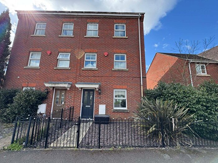 4 Bedroom Town House To Rent In Urquhart Road, Thatcham, RG19