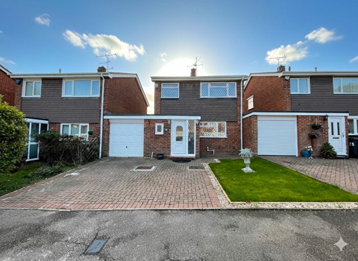 3 Bedroom Link Detached House For Sale In Brompton Close, Luton, Bedfordshire, LU3