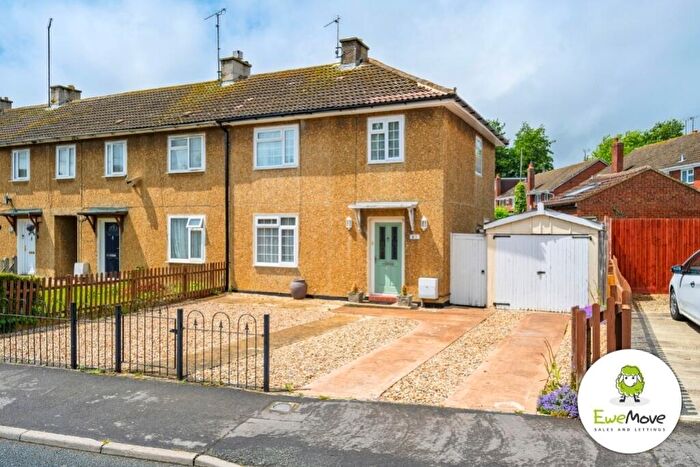 3 Bedroom End Of Terrace House For Sale In Meadowcroft, Swindon, SN2
