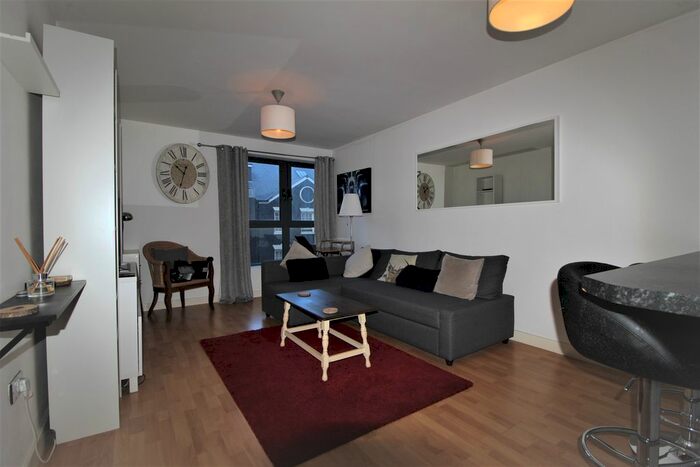 2 Bedroom Flat To Rent In Queens Dock Avenue, City Centre, Hull, HU1