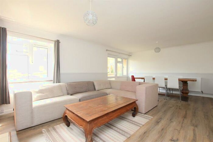 3 Bedroom Flat To Rent In Linley Close, Bath, BA2