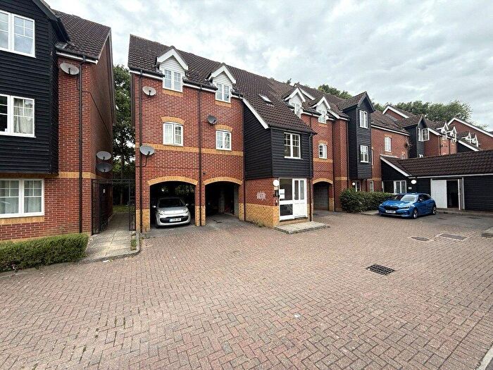 2 Bedroom Flat To Rent In Gould Close, Newbury, Berkshire, RG14