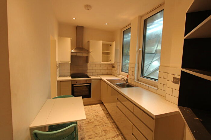3 Bedroom Flat To Rent In Knight's Hill, Lambeth, London, SE27